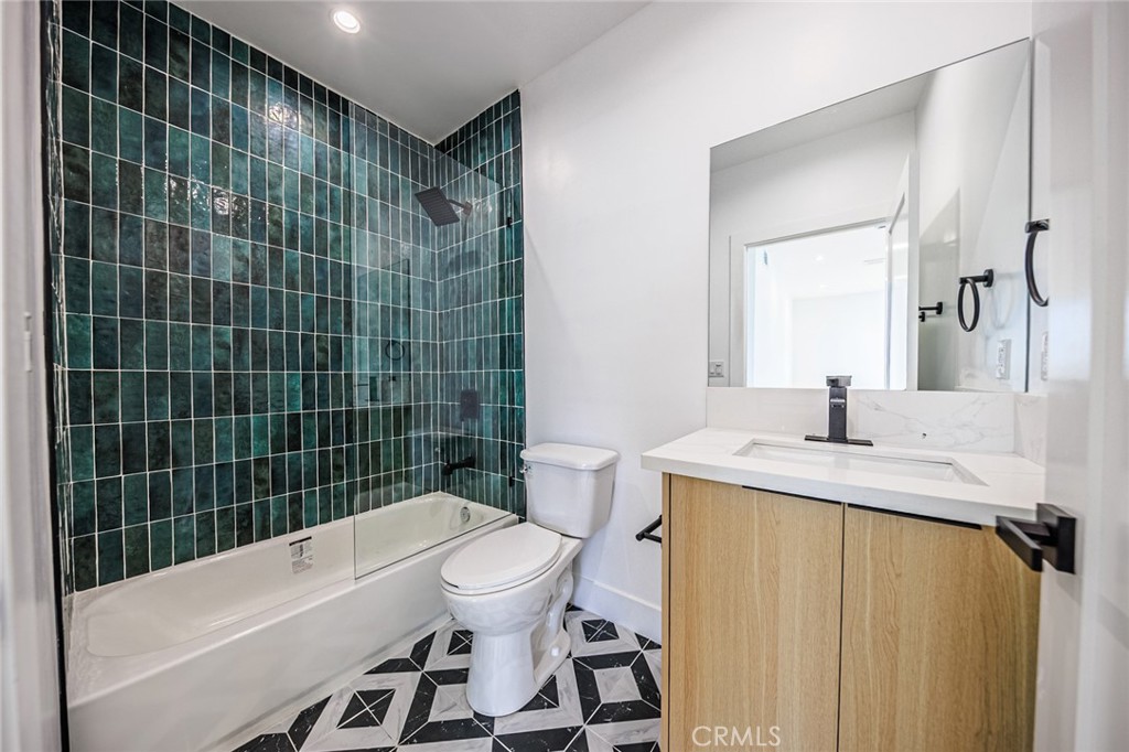 1259 S Longwood Avenue 3.5 Property Photo 25
