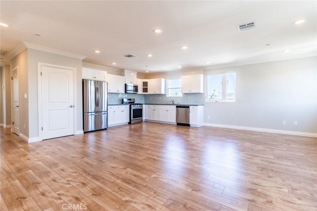 1739 Longwood Avenue Property Photo 2