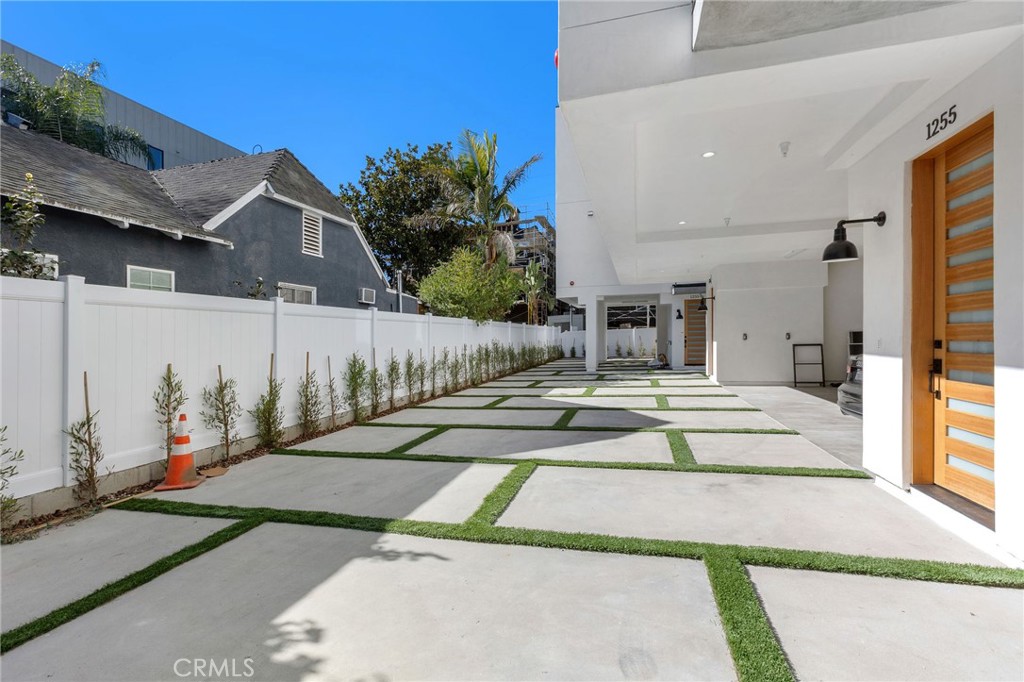 1255 N Gower Street Property Photo 14