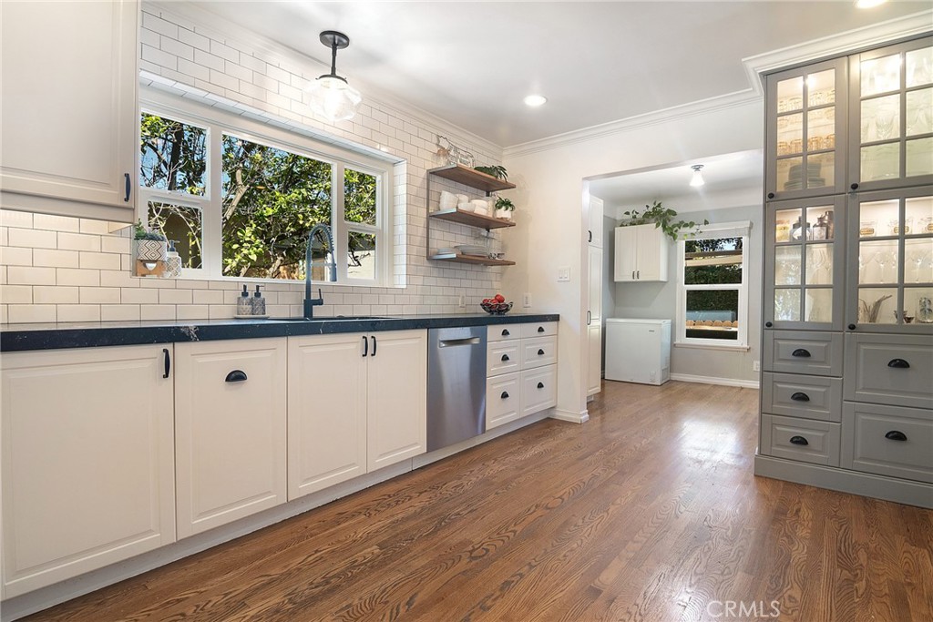 10703 Collins Street Property Photo 1