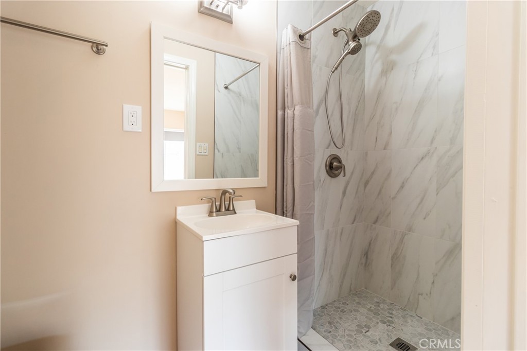 870 N Alexandria Avenue Property Photo 19