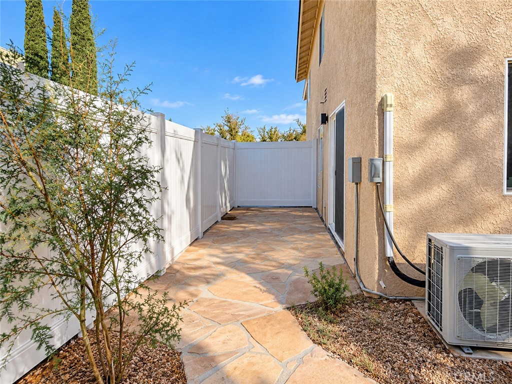 5637 Redwood B Property Photo 4