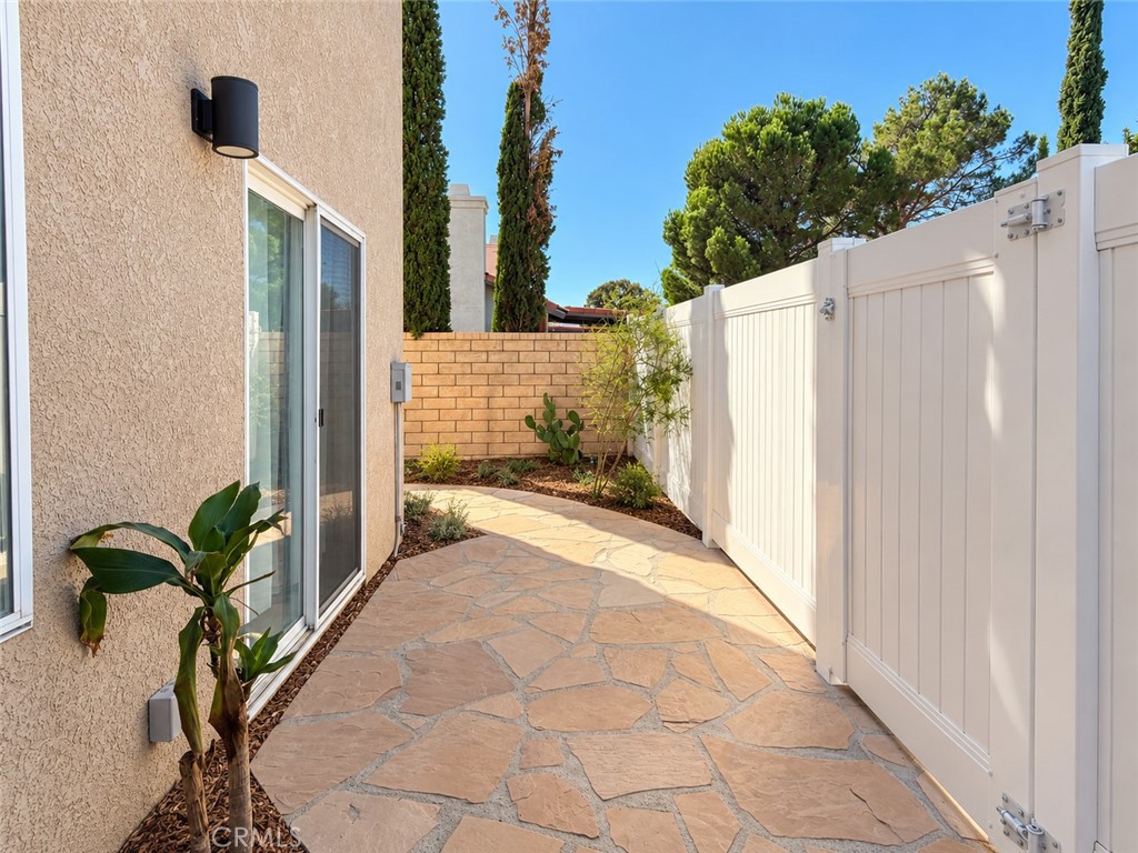 5637 Redwood B Property Photo 5