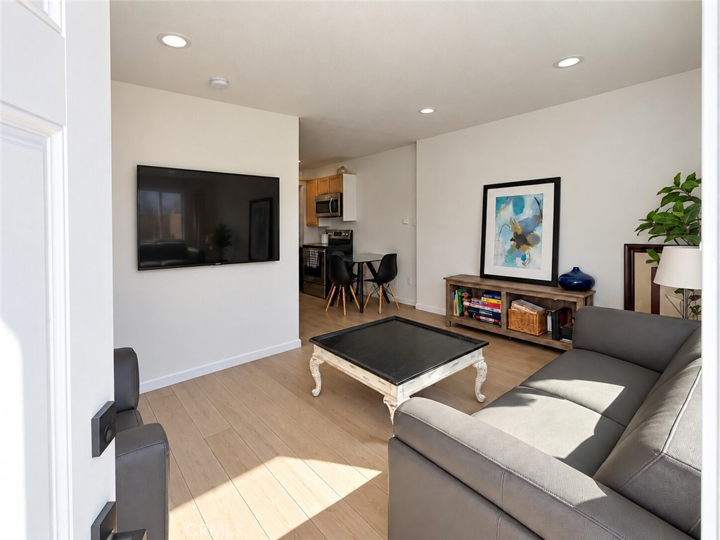 5637 Redwood B Property Photo 6