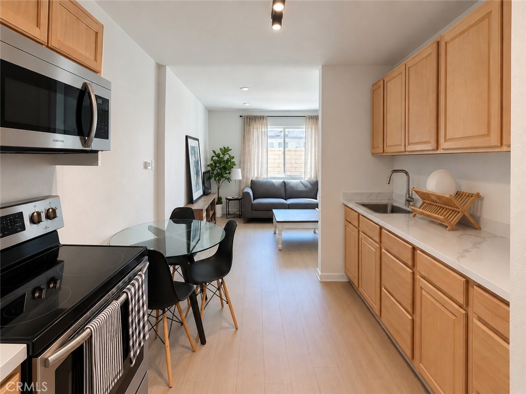 5637 Redwood B Property Photo 9