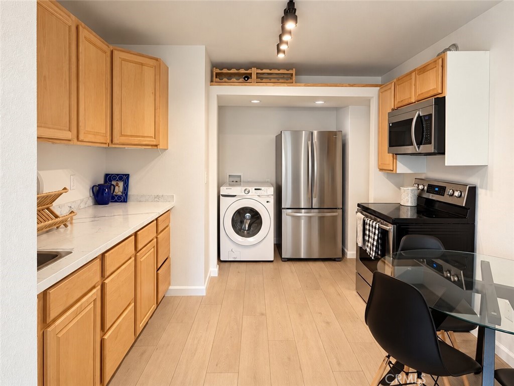 5637 Redwood B Property Photo 10