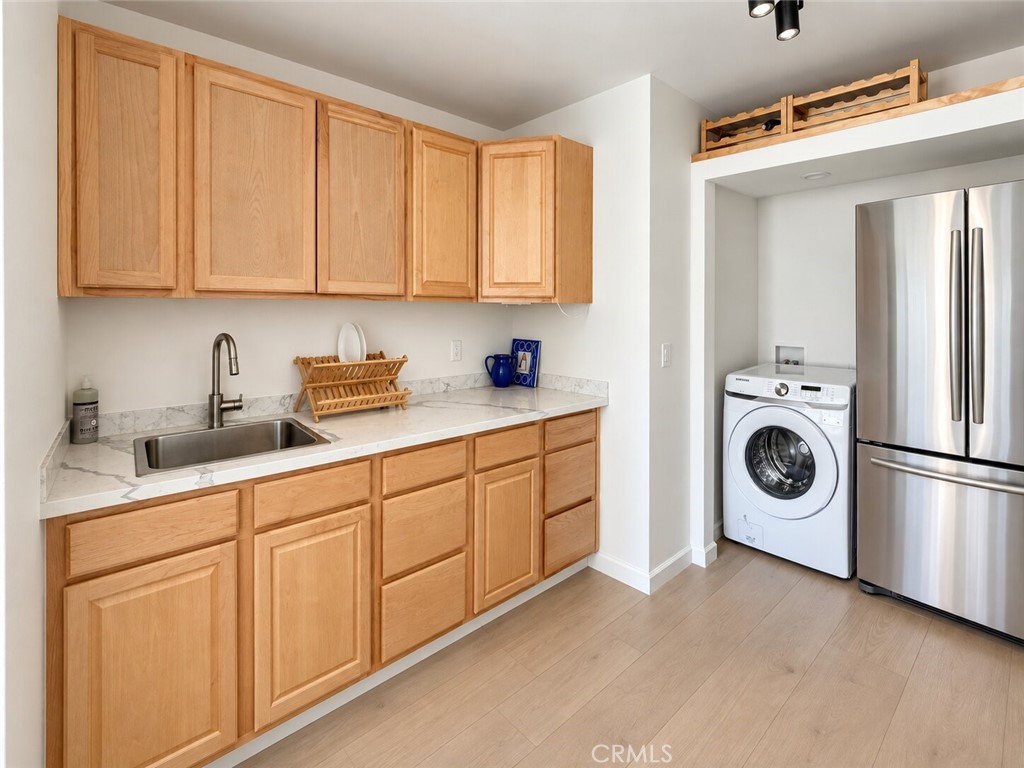 5637 Redwood B Property Photo 11