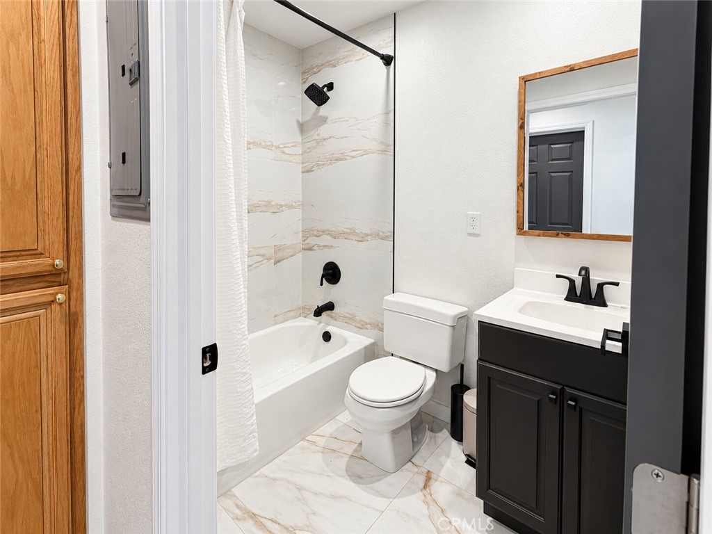 5637 Redwood B Property Photo 12