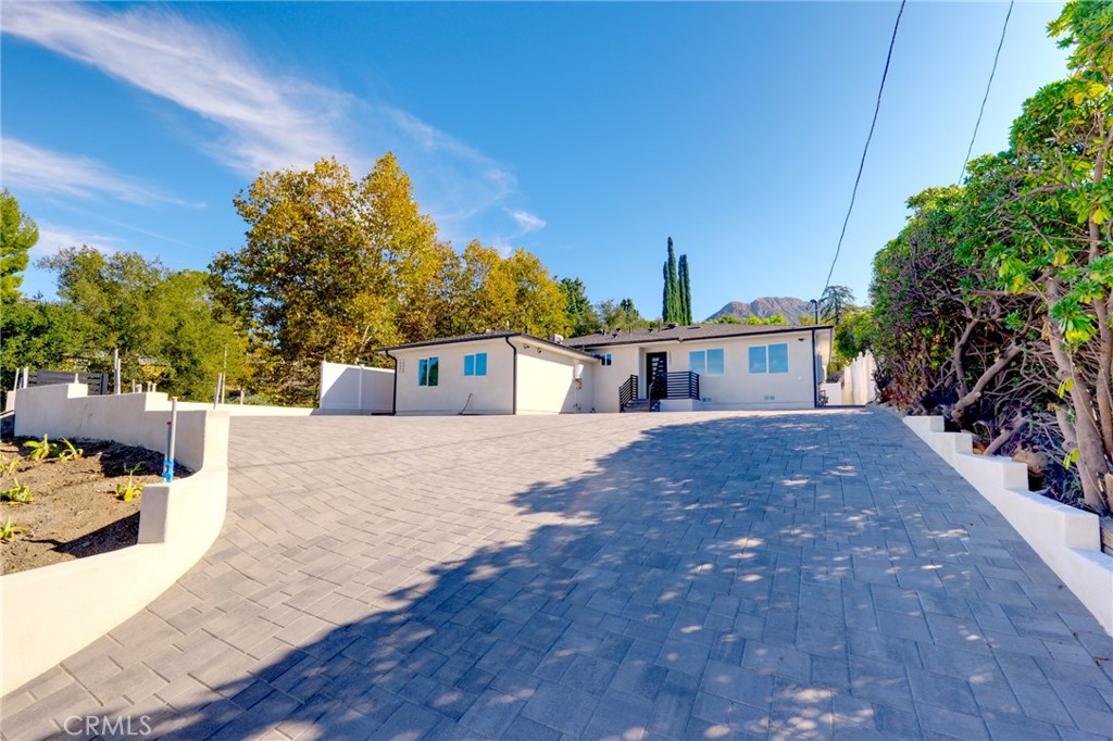 10906 Tujunga Cyn Property Photo 2