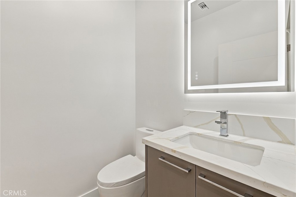 10906 Tujunga Cyn Property Photo 8