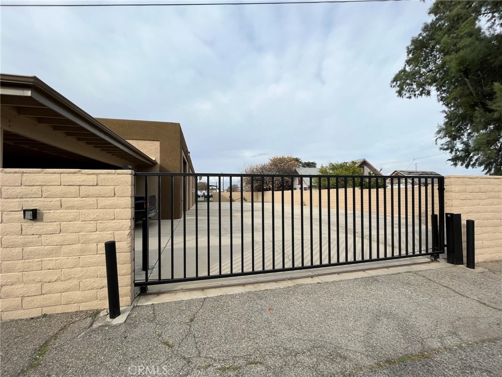 575 E Carreon Drive Property Photo 3