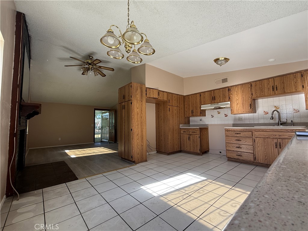 941 S Sycamore Avenue Property Photo 7
