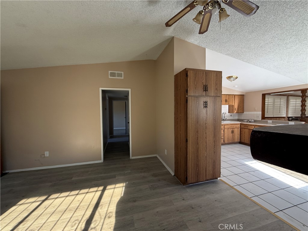 941 S Sycamore Avenue Property Photo 15