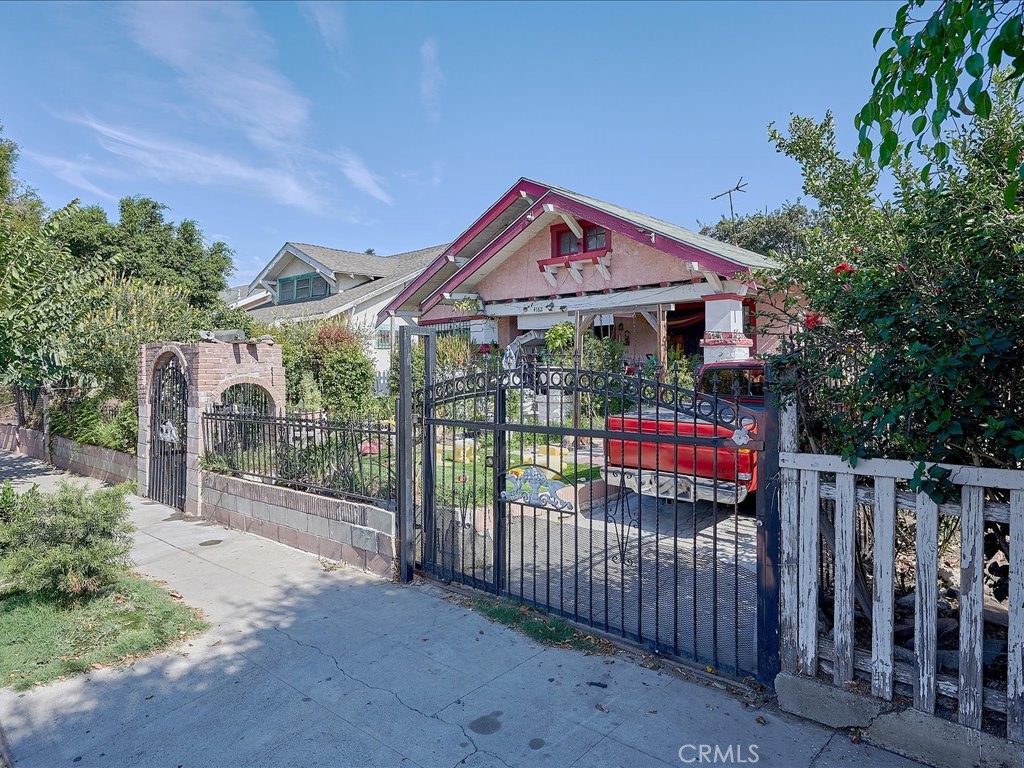 4162 S Budlong Avenue Property Photo 2