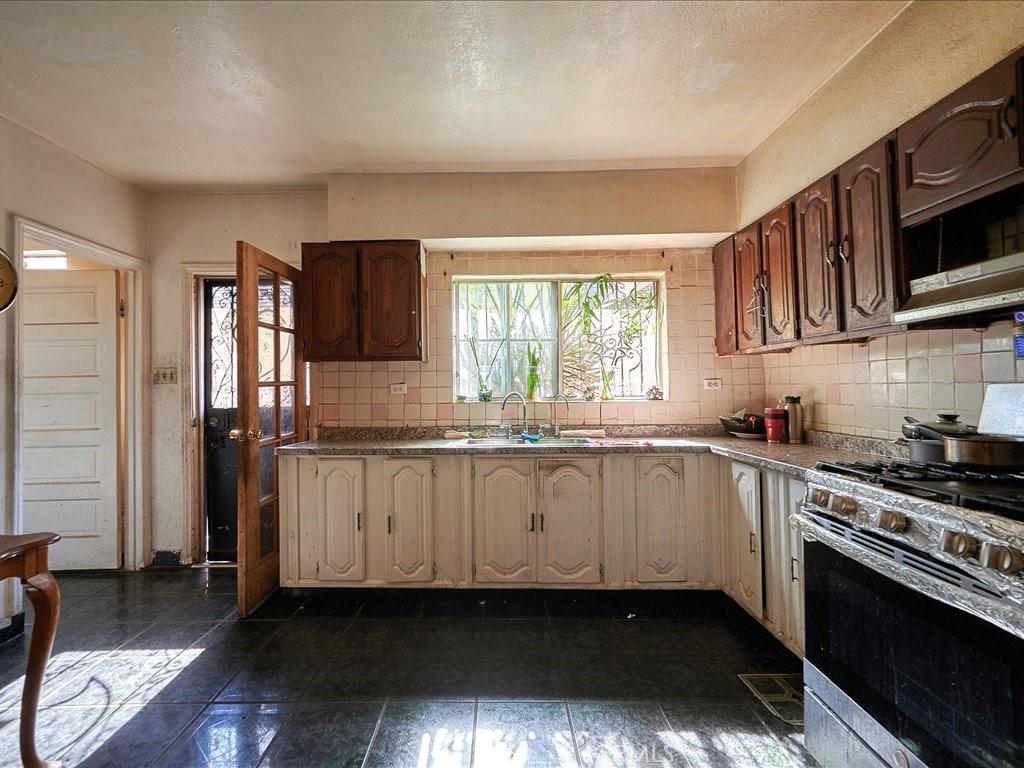 4162 S Budlong Avenue Property Photo 15