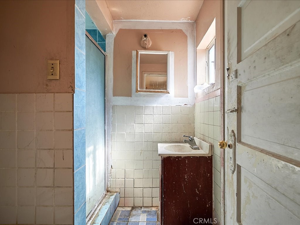 4162 S Budlong Avenue Property Photo 18