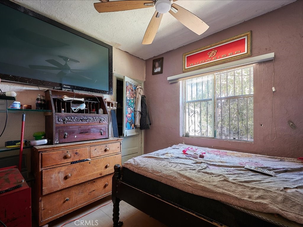 4162 S Budlong Avenue Property Photo 20