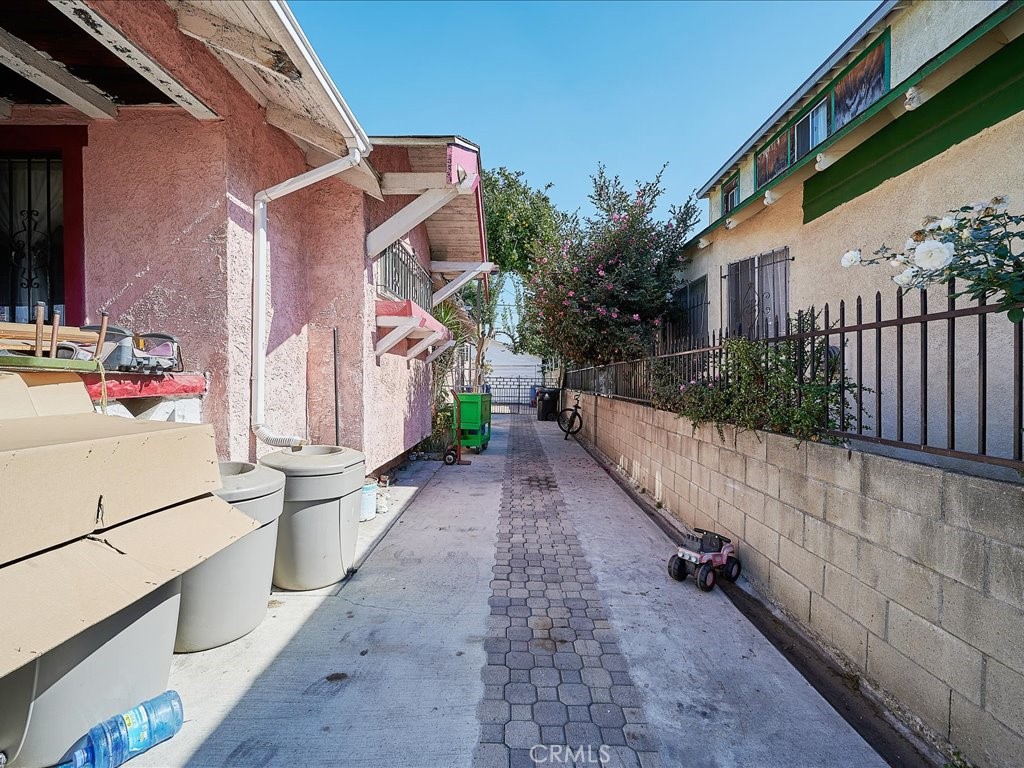 4162 S Budlong Avenue Property Photo 24