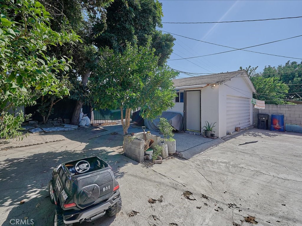 4162 S Budlong Avenue Property Photo 26