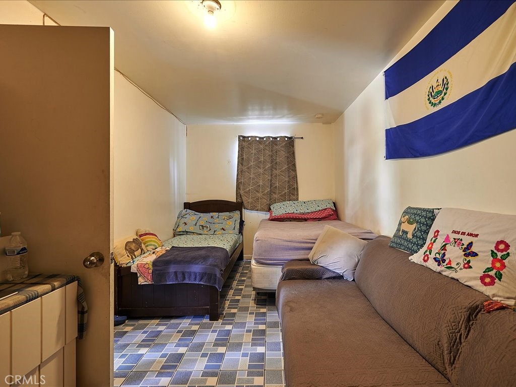 4162 S Budlong Avenue Property Photo 31
