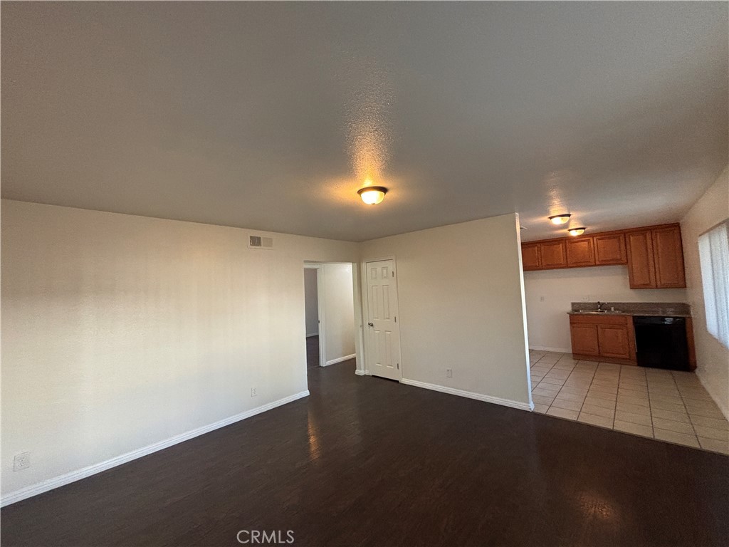 1043 N Lilac Avenue B Property Photo 4