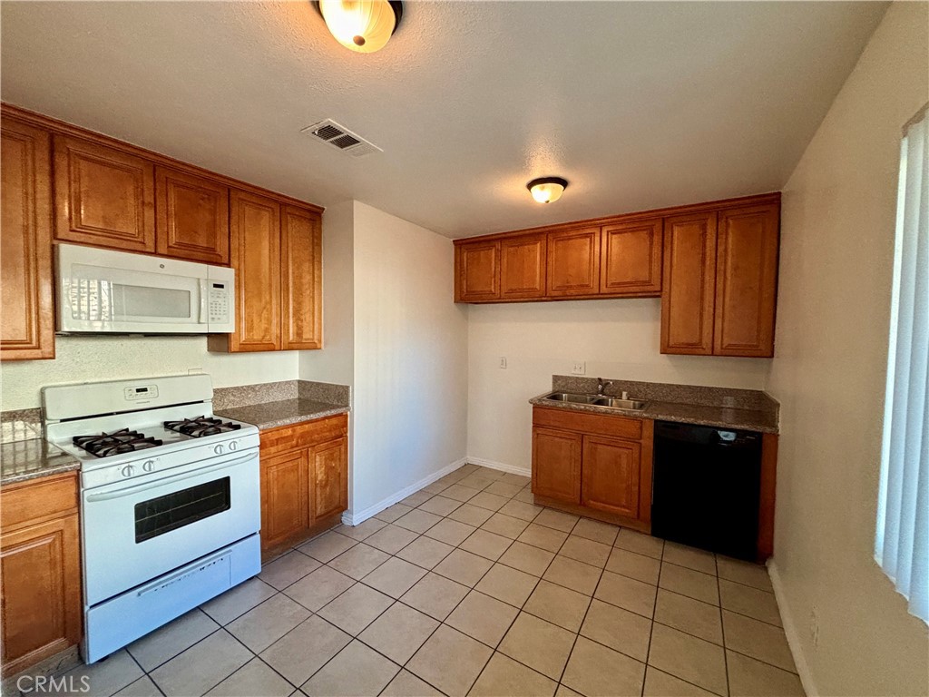 1043 N Lilac Avenue B Property Photo 5