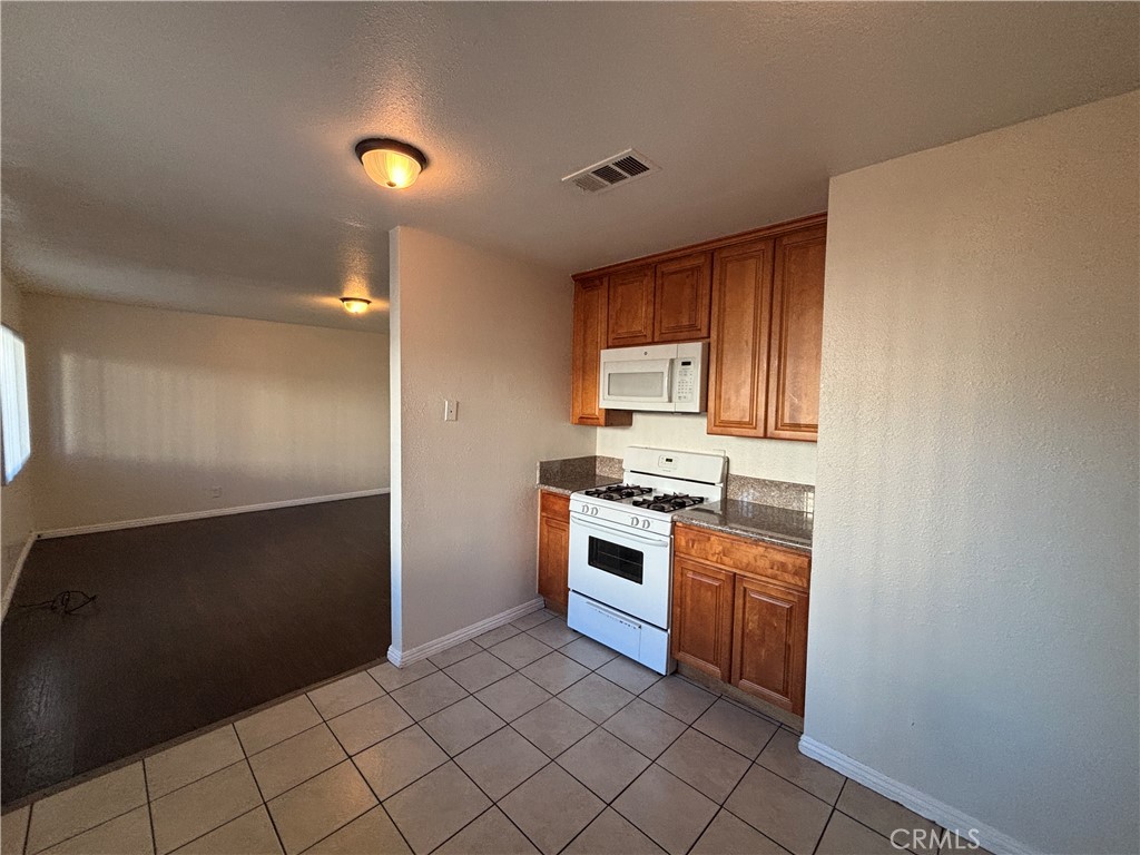 1043 N Lilac Avenue B Property Photo 6