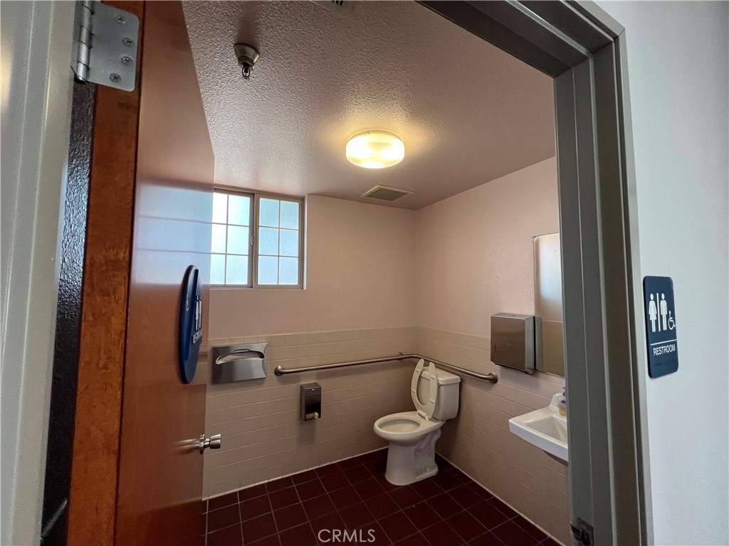 8689 Sierra Avenue D Property Photo 7