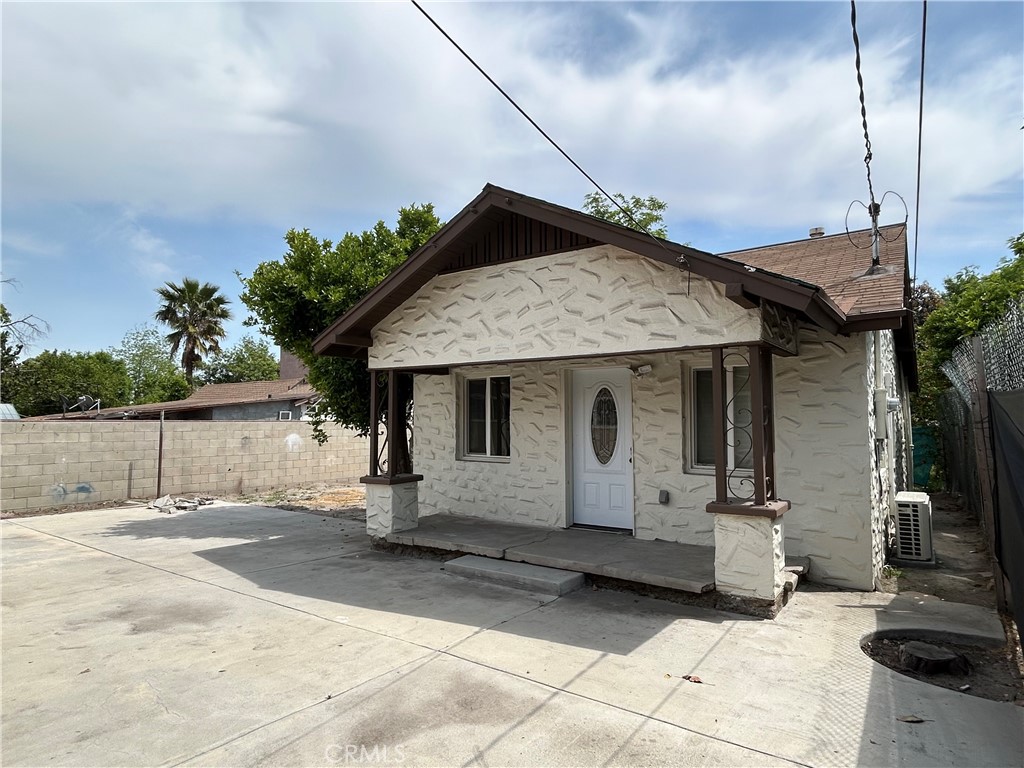 1253 W Victoria Street 1/2 Property Photo 4
