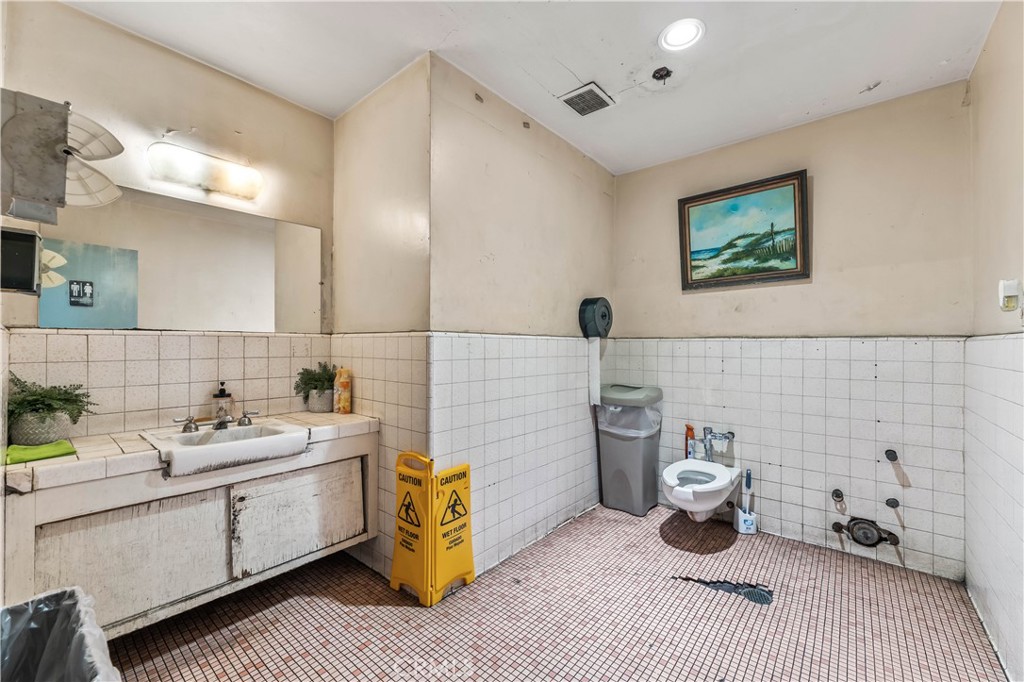 400 W Alondra Boulevard Property Photo 16