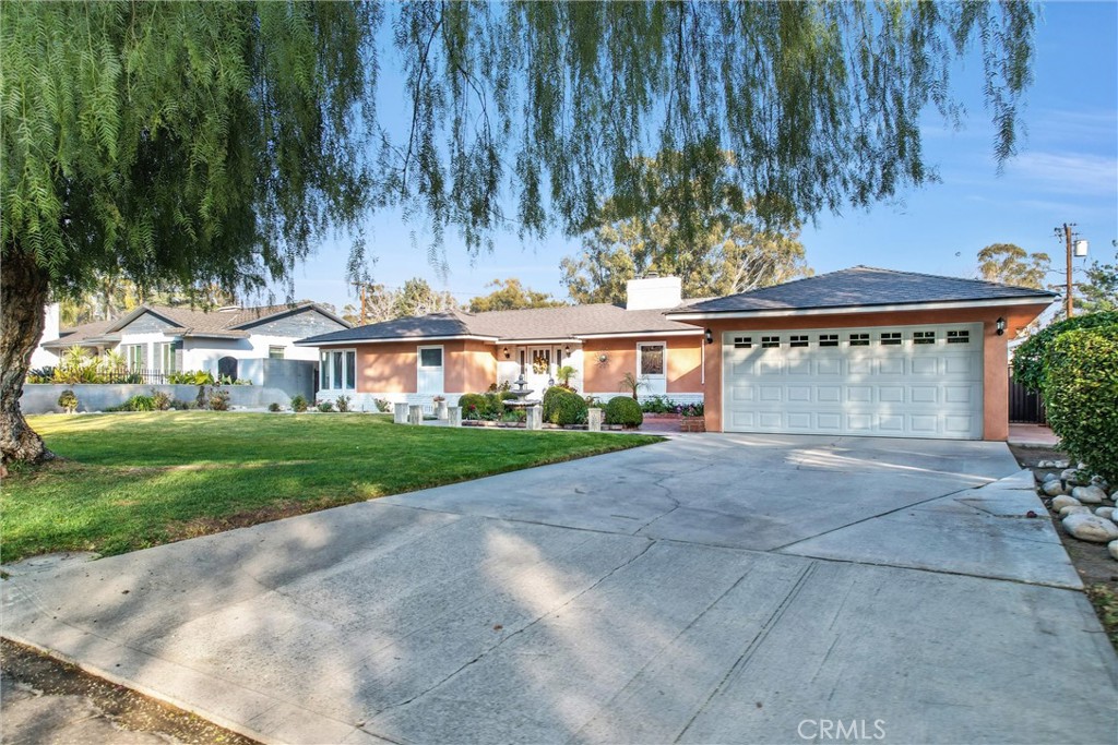 3075 Pepper Tree Lane Property Photo 2