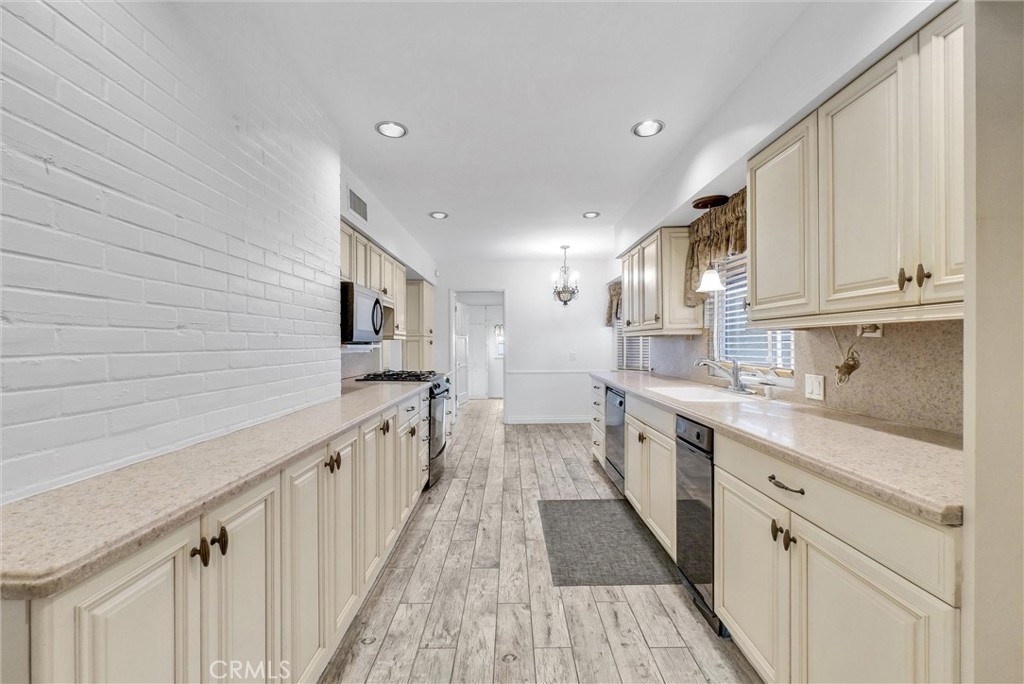 3075 Pepper Tree Lane Property Photo 6