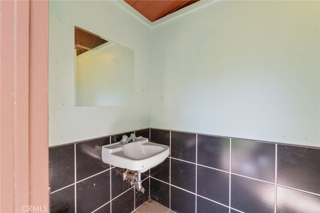 37400 Falling Springs Road Property Photo 11
