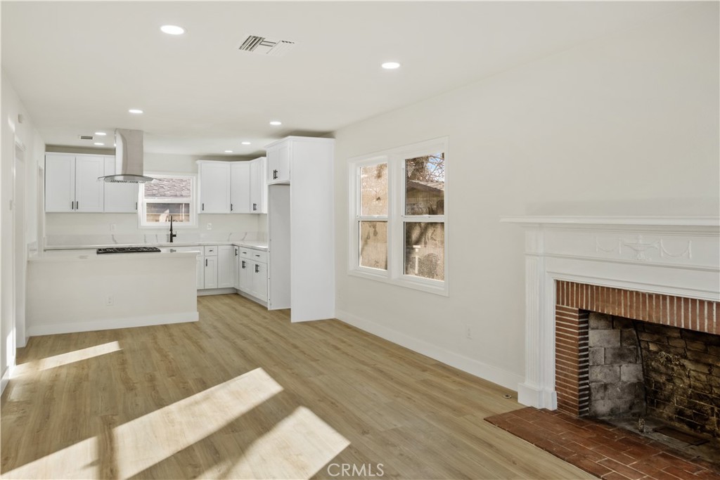 847 W 23rd St Property Photo 6