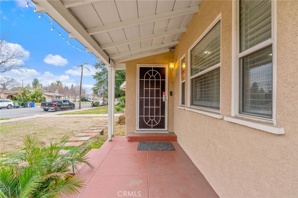 3164 N Pershing Avenue Property Photo 5