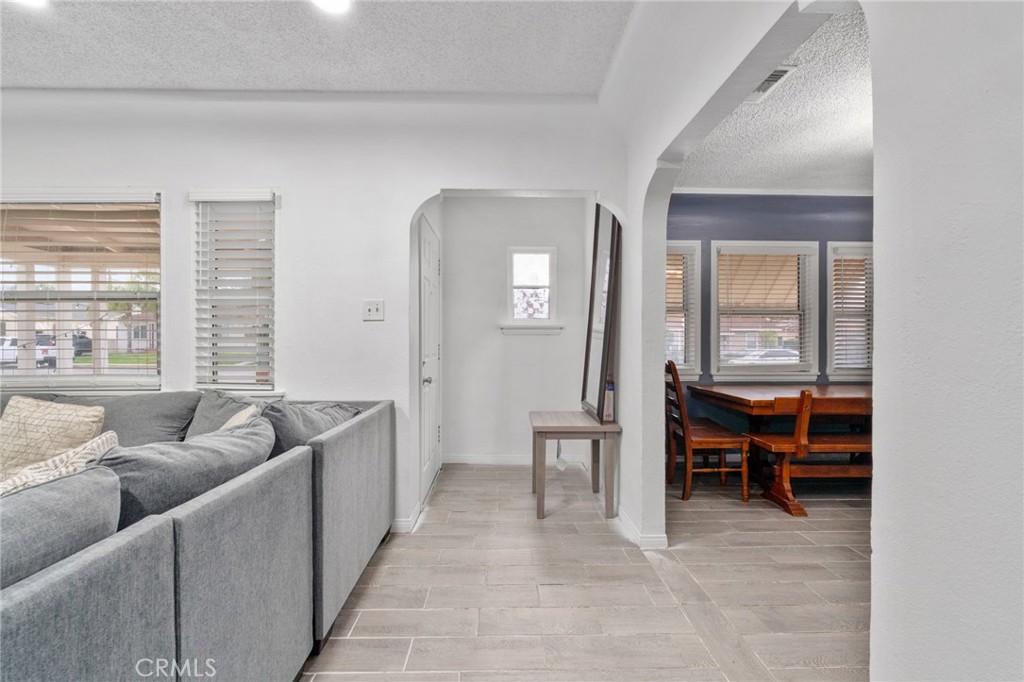3164 N Pershing Avenue Property Photo 6