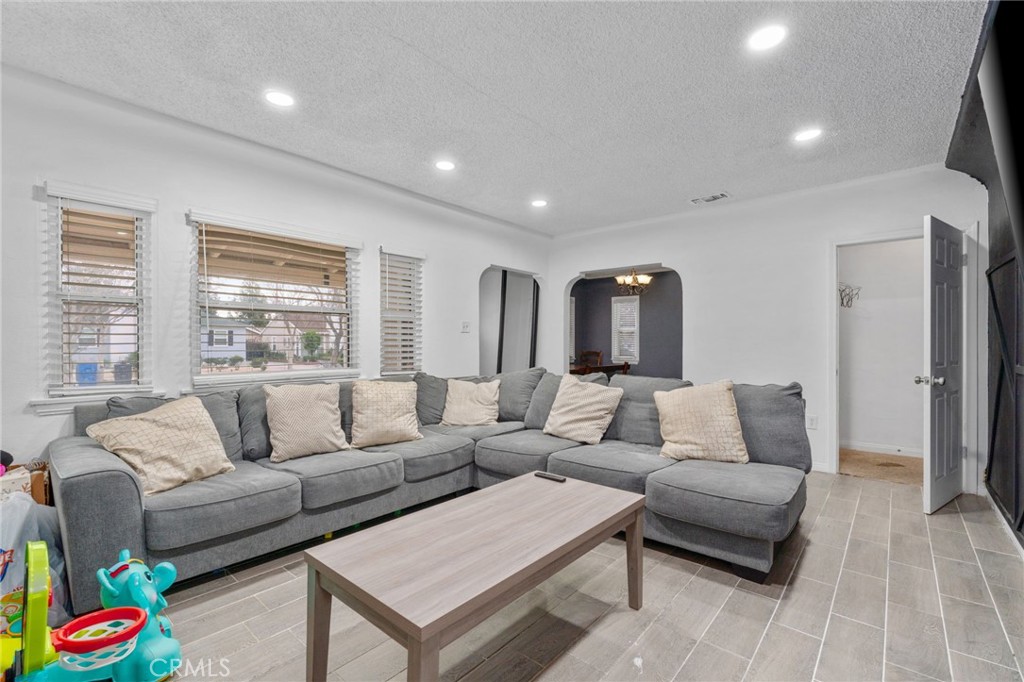 3164 N Pershing Avenue Property Photo 7