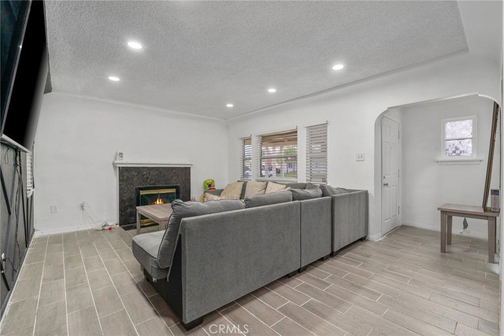 3164 N Pershing Avenue Property Photo 8