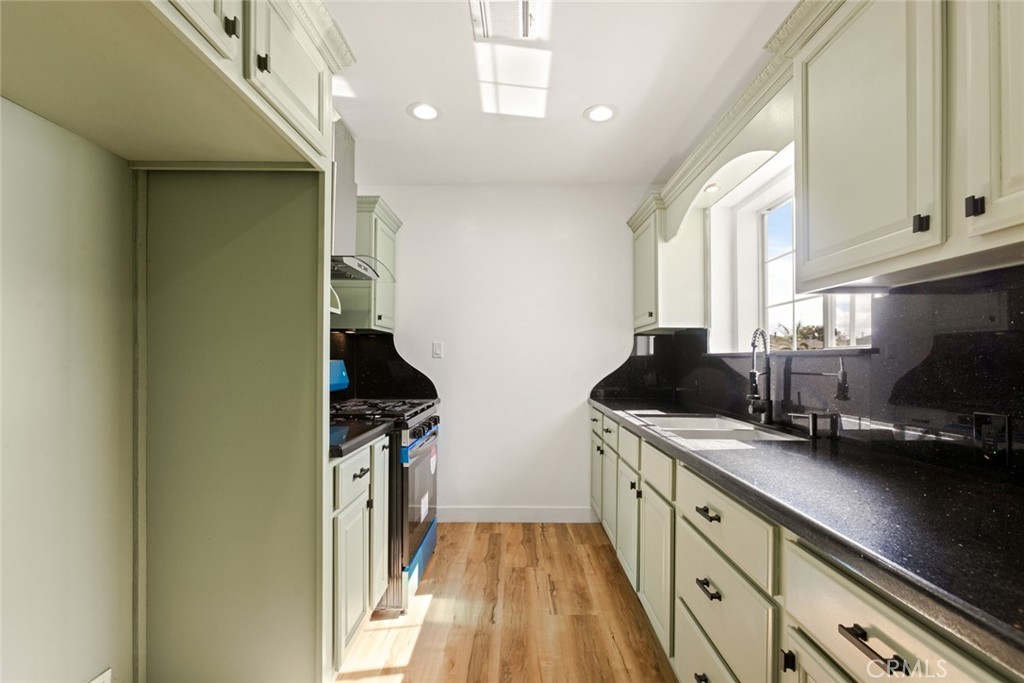 10227 Rosewood Avenue Property Photo 12