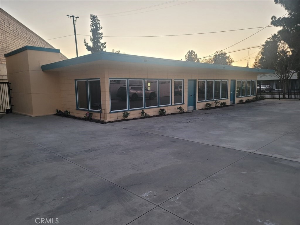 1558 N Gordon Street Property Photo 3