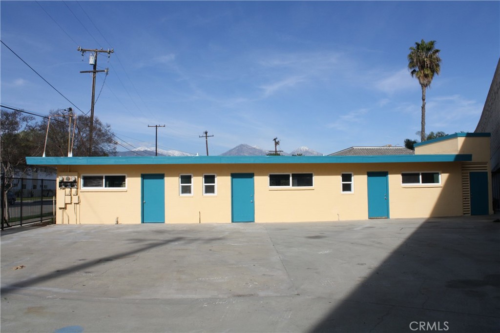 1558 N Gordon Street Property Photo 4