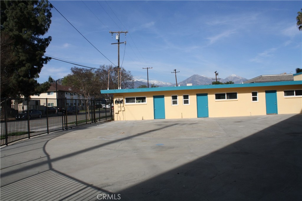 1558 N Gordon Street Property Photo 5