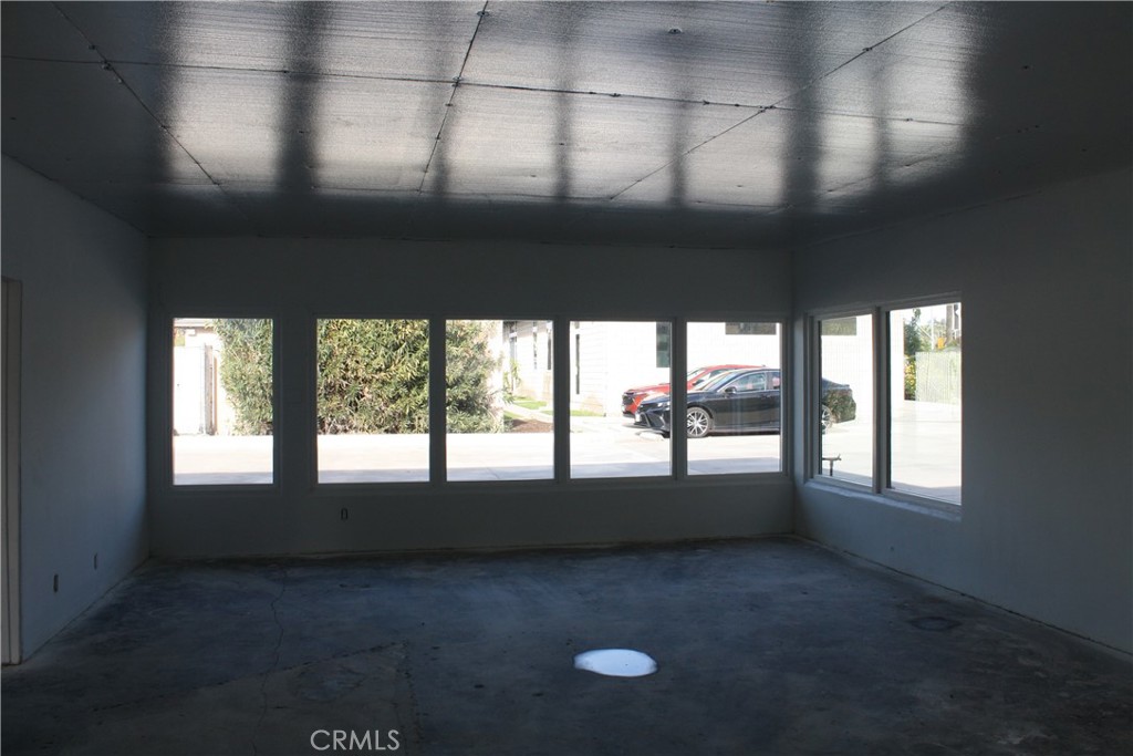 1558 N Gordon Street Property Photo 9