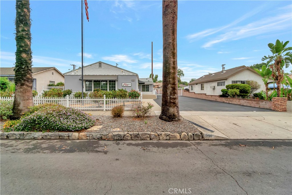 209 E I Street Property Photo 4