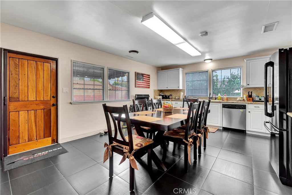 209 E I Street Property Photo 37