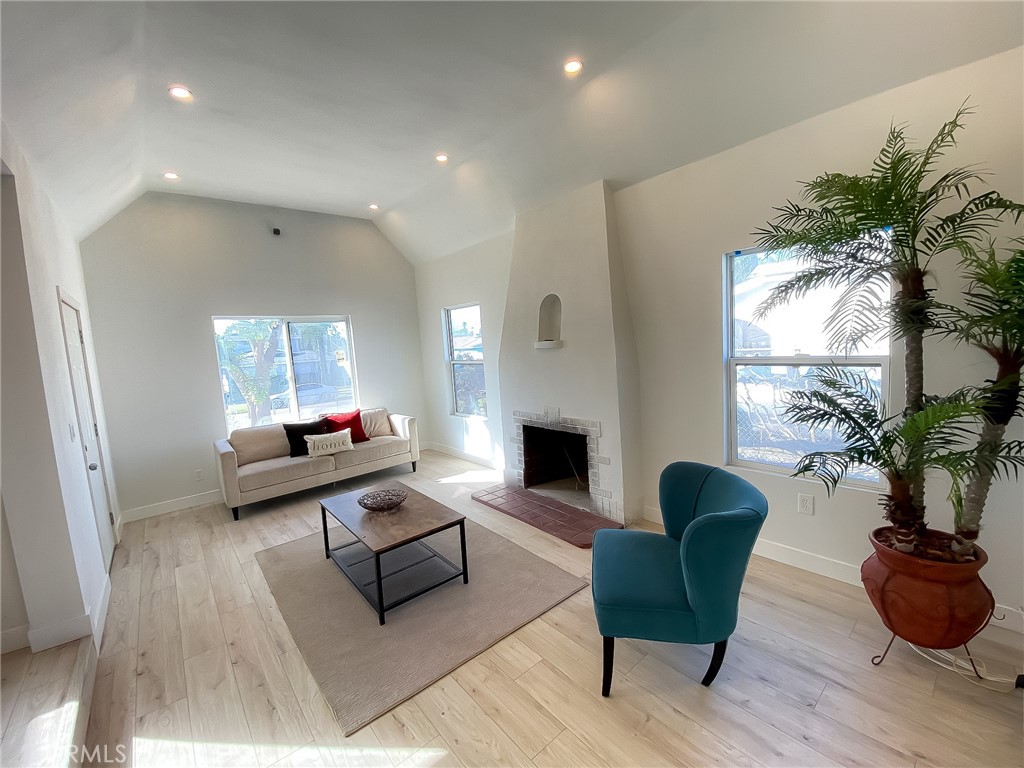 244 E 10th Street Property Photo 1