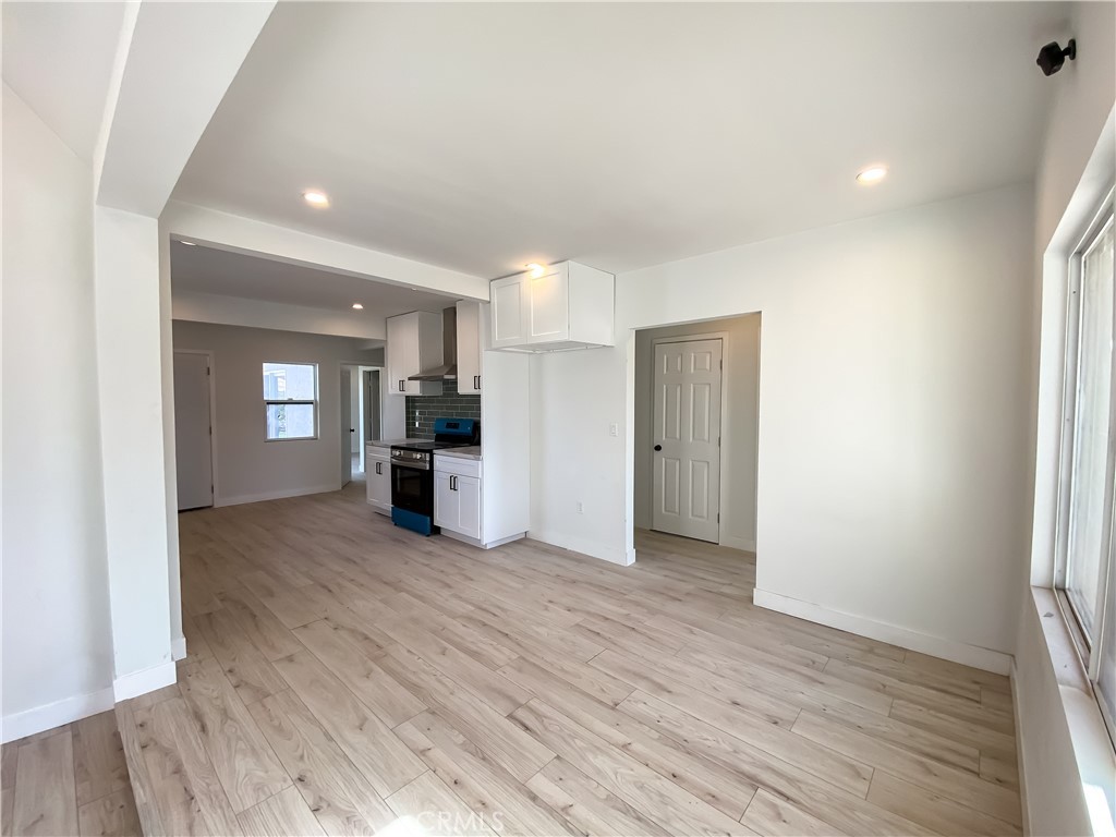 244 E 10th Street Property Photo 4