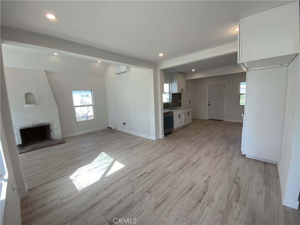 244 E 10th Street Property Photo 5