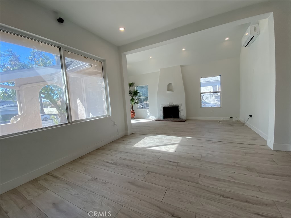 244 E 10th Street Property Photo 6