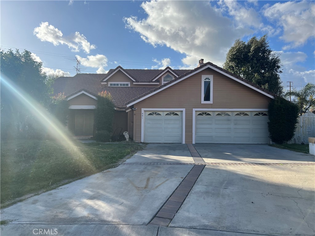 991 Latham St Property Photo
